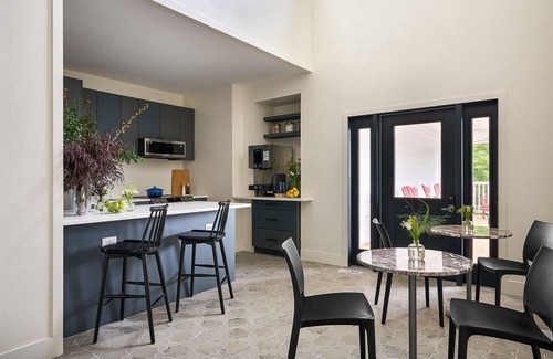 New Buffalo Apartamento | The Neighborhood Hotel - New Buffalo 104 - Queen (Pet Friendly)