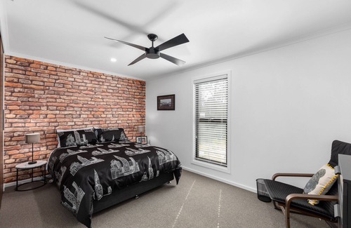 Yahl Casa | THE NEW YORKER - in a rual setting. Finalist 2022 Stayz Holiday Home Awards