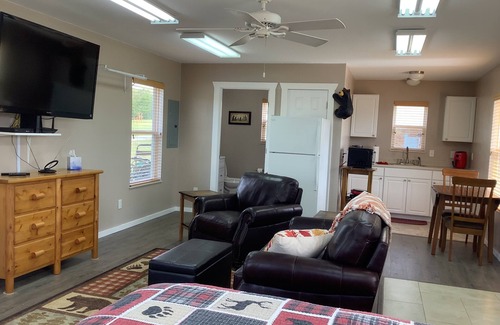 Seymour Cabaña | THE NUT FARM 20 minutes to Pigeon Forge Sleeps 2 / No animals / No children