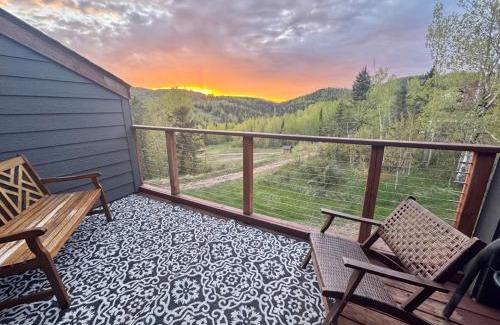 Lutsen Casa | The Oak Cottage Ski in out Pool Hot Tub Views of Lutsen Mtn