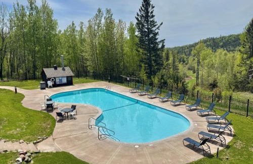 Lutsen Casa | The Oak Cottage Ski in out Pool Hot Tub Views of Lutsen Mtn