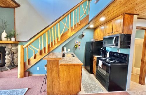 Lutsen Casa | The Oak Cottage Ski in out Pool Hot Tub Views of Lutsen Mtn