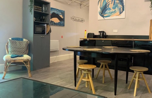 Taff's Well Cabina | The Old Art & Coffee House on the Taff Trail - sleeps 4 (+1)