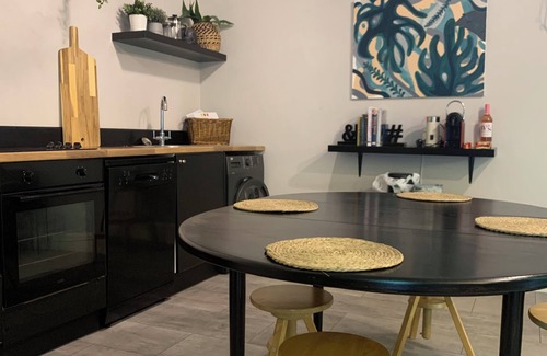 Taff's Well Cabina | The Old Art & Coffee House on the Taff Trail - sleeps 4 (+1)