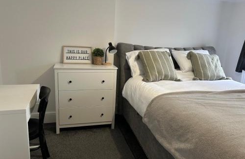 Higham Ferrers Apartamento | The Old Band Accommodation 1 kingsize bed and 1 Sofa Bed available