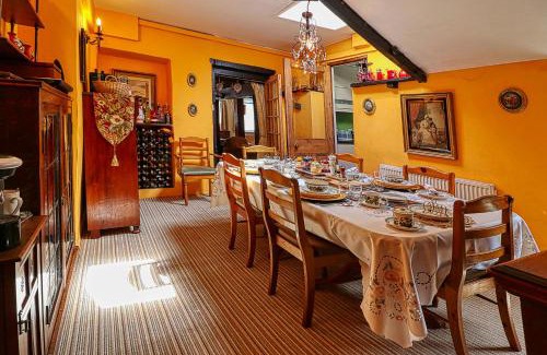 Williton Cama Y Desayuno | The Old Bookshop