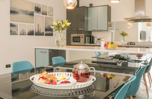 Braunton Cabaña | THE OLD COACH HOUSE, family friendly, with hot tub in Braunton