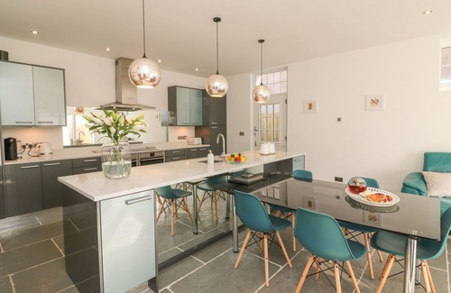 Braunton Cabaña | THE OLD COACH HOUSE, family friendly, with hot tub in Braunton