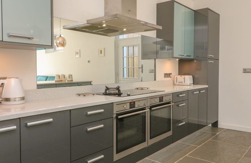 Braunton Cabaña | THE OLD COACH HOUSE, family friendly, with hot tub in Braunton