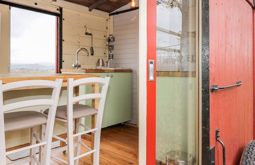 Llanvair Kilgeddin Cabaña | THE OLD LMS GOODS VAN, pet friendly, with a garden in Monmouth