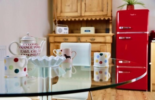 Hollington Cabaña | The Old Smithy is a beautifully restored, luxury barn conversion set in the peaceful village of Hollington, just a short drive from the breathtaking landscapes of the Peak District National Park.