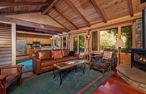 Northwood Cabina | The Old Timer ~ Classy Cabin On River, Near Golf, Dog Friendly!