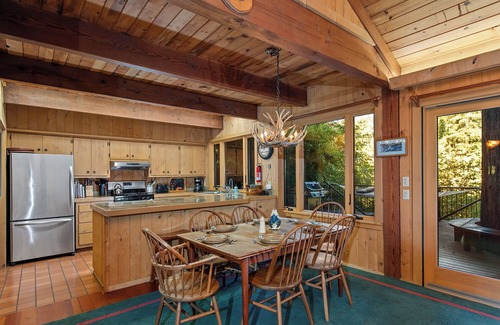 Northwood Cabina | The Old Timer ~ Classy Cabin On River, Near Golf, Dog Friendly!