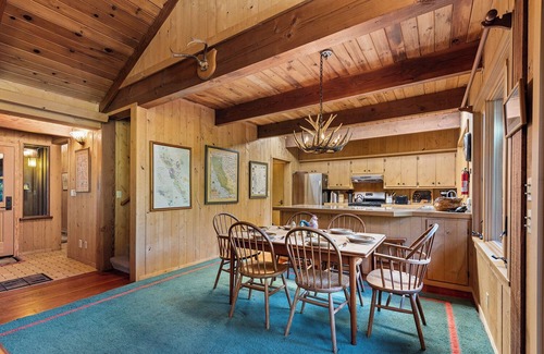 Northwood Cabina | The Old Timer ~ Classy Cabin On River, Near Golf, Dog Friendly!