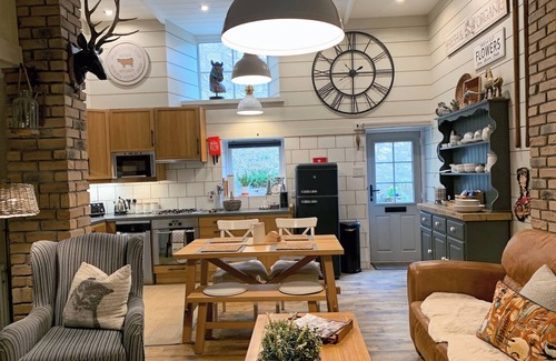 Warkworth Cabaña | The Olde Stables – Timeless Retreat in Coastal Warkworth