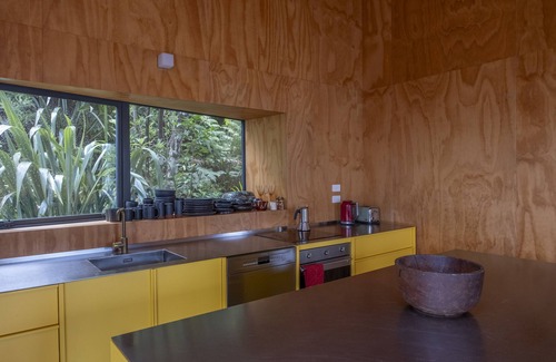 Omiha Casa | The Omiha Bach Retreat 3 min walk to beach