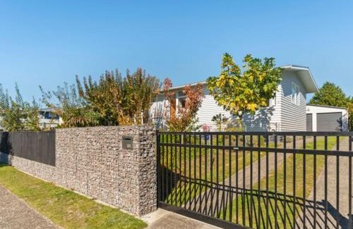 Turangi Casa | The Orchard House - Turangi Holiday Home