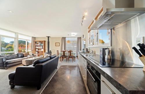 Turangi Casa | The Orchard House - Turangi Holiday Home