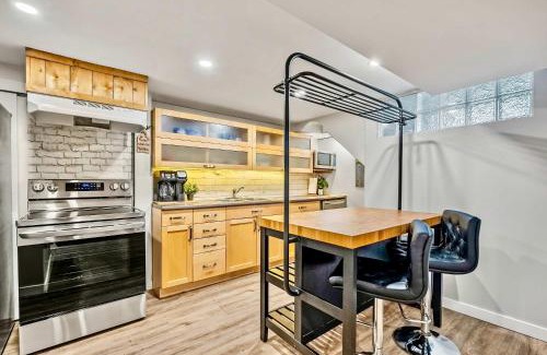 Northwest Calgary Casa | The Owlet NWCalgary QueenBD PrivateSuite