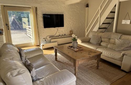 Lechlade Casa | The Parlour Cotswolds Farm Stay With Pool