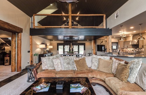 Alto Casa | The perfect stay- 6 Bedroom, 4 Bath with a HOT TUB