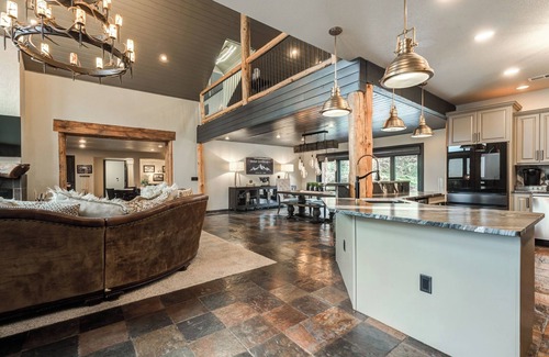 Alto Casa | The perfect stay- 6 Bedroom, 4 Bath with a HOT TUB