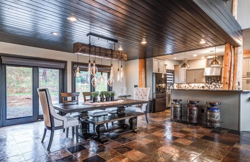 Alto Casa | The perfect stay- 6 Bedroom, 4 Bath with a HOT TUB