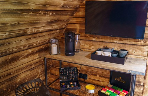 Llanarth Cabaña | THE PIGLET POD, romantic, luxury holiday cottage in Llanarth