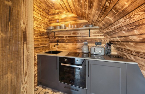 Llanarth Cabaña | THE PIGLET POD, romantic, luxury holiday cottage in Llanarth