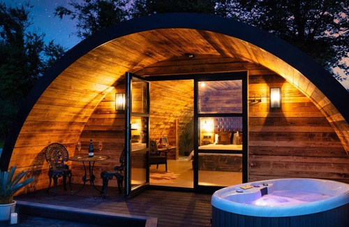 Llanarth Cabaña | THE PIGLET POD, romantic, luxury holiday cottage in Llanarth