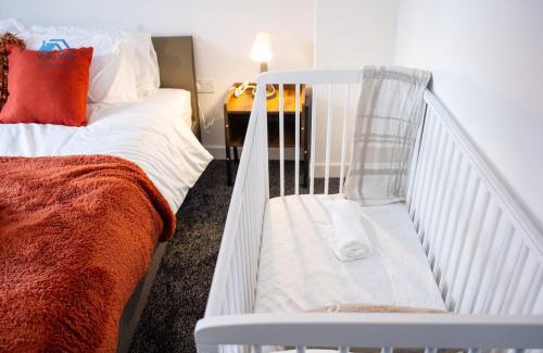 Northampton Villa | The Pines Villa 1 , Brand New 3BR , Home Cinema, Games & EV , Parking for 4 , Sleeps 10