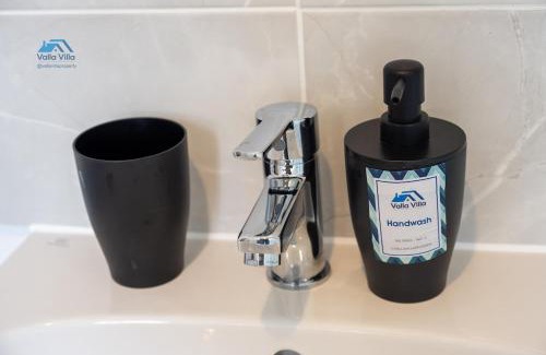 Northampton Villa | The Pines Villa 1 , Brand New 3BR , Home Cinema, Games & EV , Parking for 4 , Sleeps 10