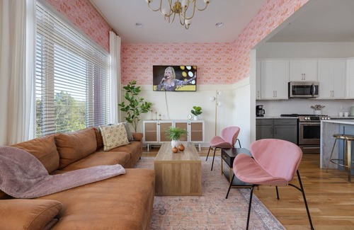 Haynes Area Casa | The Pink Stetson: Rooftop Views, Party Hats, Games