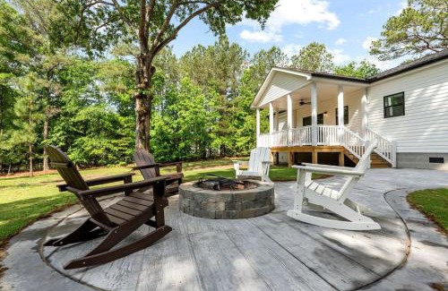 Carthage Casa | The Porch and Pines Cottage