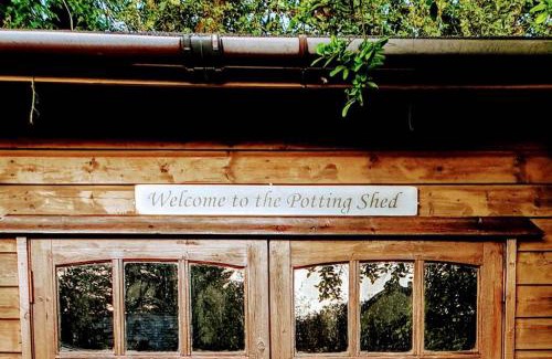 Kilgetty Apartamento | The Potting Shed near Tenby, 100" Projector, Four poster bed, On-site HOT TUB access via Spa Pack