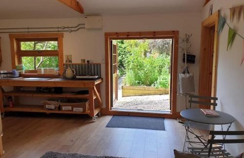 Kilgetty Apartamento | The Potting Shed near Tenby, 100" Projector, Four poster bed, On-site HOT TUB access via Spa Pack