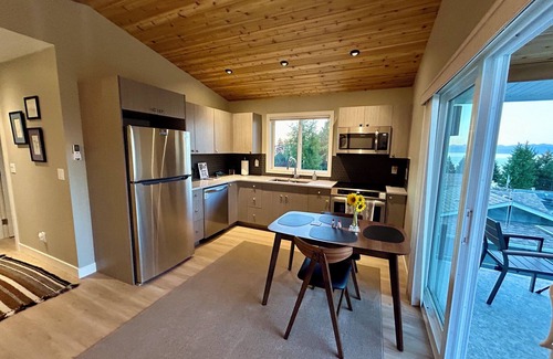 Regional District of Nanaimo Cama Y Desayuno | The Raven Haven Loft w/ Majestic Views and Nearby Neighbourhood Beaches