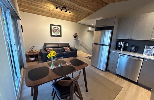 Regional District of Nanaimo Cama Y Desayuno | The Raven Haven Loft w/ Majestic Views and Nearby Neighbourhood Beaches