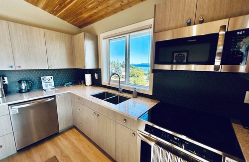 Regional District of Nanaimo Cama Y Desayuno | The Raven Haven Loft w/ Majestic Views and Nearby Neighbourhood Beaches