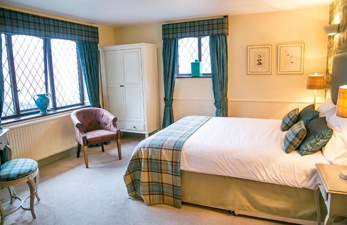 Bury Hotel | The Red Lion Hawkshaw