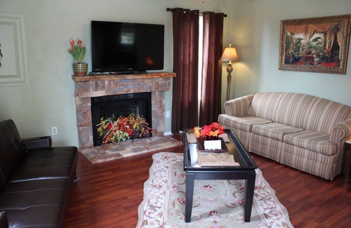 Eureka Springs Hotel | The Regency Inn