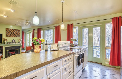 Waynesville Cama Y Desayuno | The Rhododendron House is a spacious cottage in Waynesville, NC. It is ideal for families traveling with younger and older children and longer term stays. This open floor plan, 1000sq foot cottage is a stand alone building and has ample space to spre