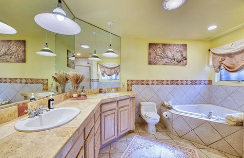 Waynesville Cama Y Desayuno | The Rhododendron House is a spacious cottage in Waynesville, NC. It is ideal for families traveling with younger and older children and longer term stays. This open floor plan, 1000sq foot cottage is a stand alone building and has ample space to spre