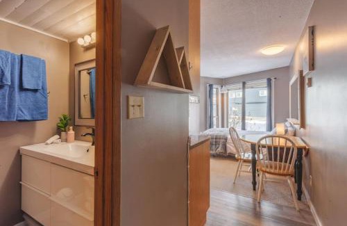 Big White Ski Resort Apartamento | The Ridge Ski-In Ski-Out Condo with Free Parking