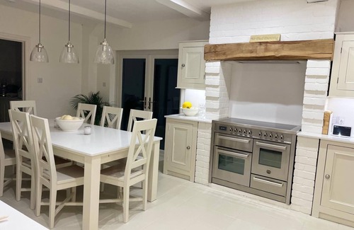 Southam Casa | The Rowan House Cotswolds Experience- 10 minuite walk to Cheltenham Race Course