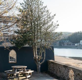 Westleigh Hotel | The Royal Hotel