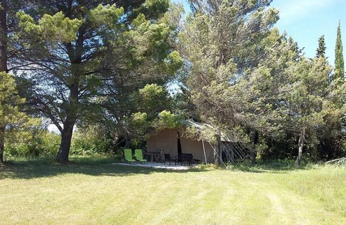 Mazan Alquiler De RV | La tienda de safari tiene una cocina, cuarto de baño y privado situado en un campo de 2500m2.