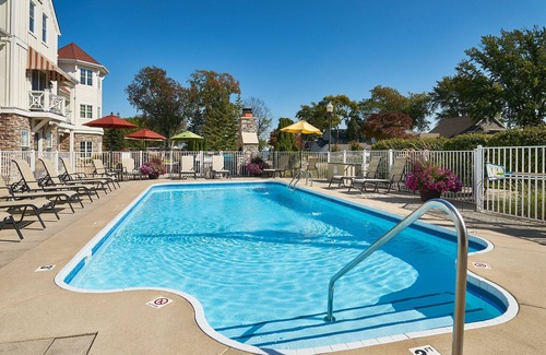 Holland Casa | "The Savannah" Luxury Townhome, Pool, Hot Tub, Golf Membership, Near Lake and Beaches