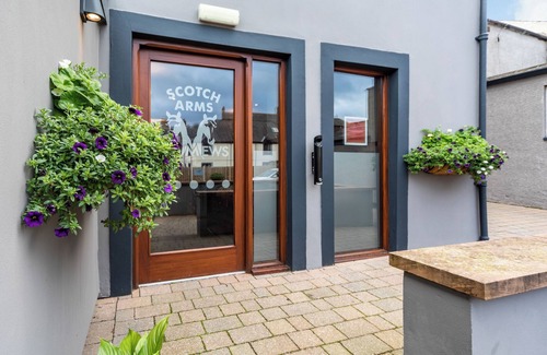 Wing Cabaña | The Scotch Arms Mews - UK30910