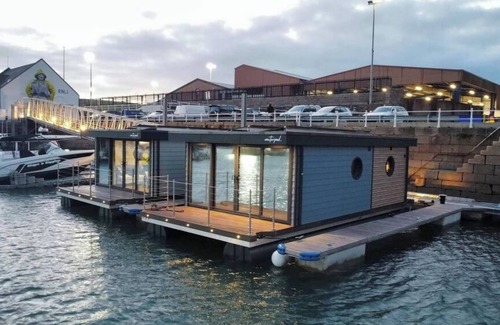 St. Helier Alquiler De Eote | The Shells floating luxury apartments in St Helier Marina - a unique experiencen